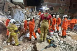 Desabamento de prédio deixa um morto e três feridos em Salvador