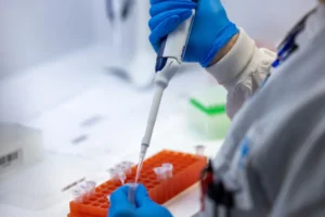 Detecção de variantes de coronavírus no esgoto pode antecipar alta de internações por Covid
