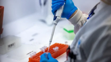 Detecção de variantes de coronavírus no esgoto pode antecipar alta de internações por Covid