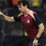 Diniz exalta força do Corinthians para arrancar empate com o Santa Fe: 'Foi na superação'
