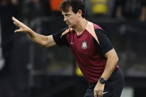 Diniz exalta força do Corinthians para arrancar empate com o Santa Fe: 'Foi na superação'