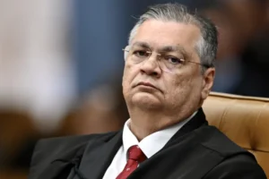 Dino abre apuração sobre emendas para produtora do filme de Bolsonaro