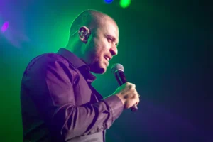 Diogo Nogueira é internado e cancela shows após perder a voz