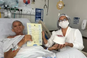 Doente com câncer se casa em cama de hospital em Manaus: "Me deu força"