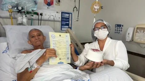 Doente com câncer se casa em cama de hospital em Manaus: "Me deu força"