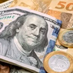 Dólar cai e fecha a R$ 4,99, após recuo de Trump no Irã