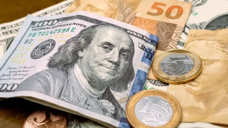 Dólar cai e fecha a R$ 4,99, após recuo de Trump no Irã