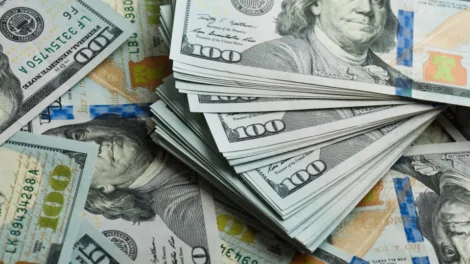 Dólar cai para R$ 4,98, e bolsa sobe em dia de alívio