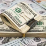 Dólar fecha em queda e chega a R$ 4,89; Bolsa cai mais de 1%