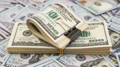 Dólar fecha em queda e chega a R$ 4,89; Bolsa cai mais de 1%
