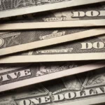 Dólar sobe a R$ 5,06, e bolsa cai com tensão global e ruído político