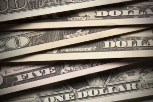 Dólar sobe a R$ 5,06, e bolsa cai com tensão global e ruído político