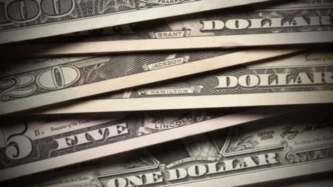 Dólar sobe a R$ 5,06, e bolsa cai com tensão global e ruído político
