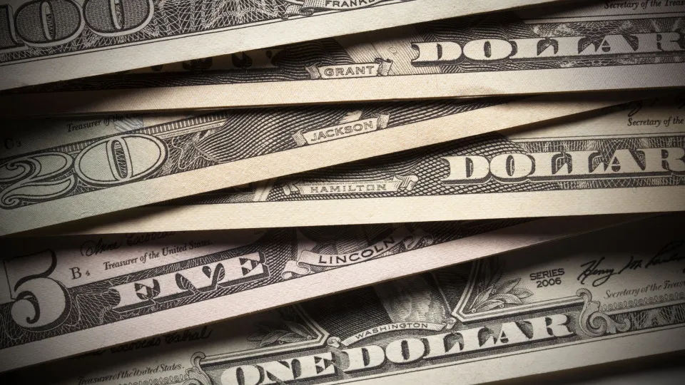 Dólar sobe a R$ 5,06, e bolsa cai com tensão global e ruído político