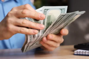 Dólar supera R$ 5 e bolsa cai quase 2% em dia de turbulência