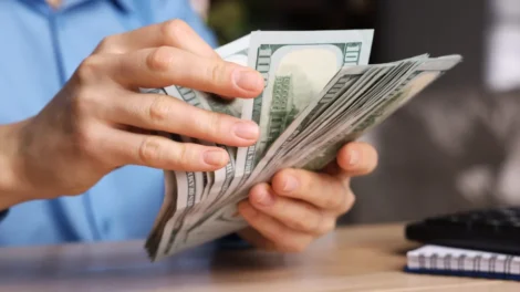 Dólar supera R$ 5 e bolsa cai quase 2% em dia de turbulência