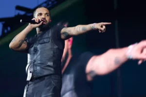 Drake se torna o primeiro artista a estrear três álbuns em 1º, 2º e 3º lugar na Billboard 200