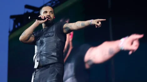 Drake se torna o primeiro artista a estrear três álbuns em 1º, 2º e 3º lugar na Billboard 200