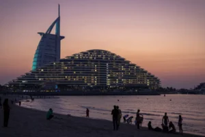 Drone atinge usina nuclear de Abu Dhabi; autoridades descartam risco
