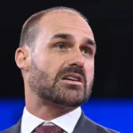 Eduardo assinou contrato com diretor de filme de Bolsonaro, diz site