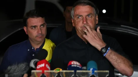 'Ele merece ou não este filme?', diz Flávio Bolsonaro ao defender uso de verba para obra sobre o pai