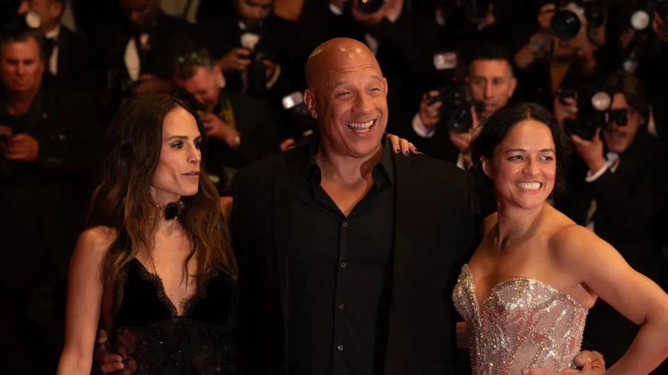 Elenco de 'Velozes e Furiosos' homenageia Paul Walker em Cannes