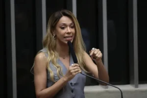 Erika Hilton rejeita negociação sobre compensações na PEC da 6x1 