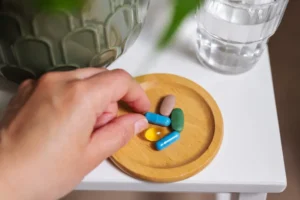 Especialistas alertam para alimentos que podem cortar efeito de remédios