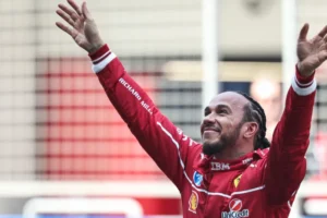 'Estão tentando me aposentar mas eu nem penso nisso', diz Lewis Hamilton