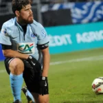 Ex-meia do Lyon morre aos 43 anos a caminho de jogo de lendas na França