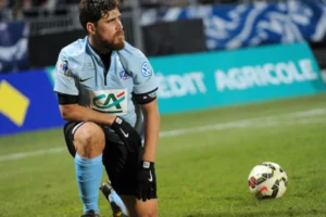 Ex-meia do Lyon morre aos 43 anos a caminho de jogo de lendas na França