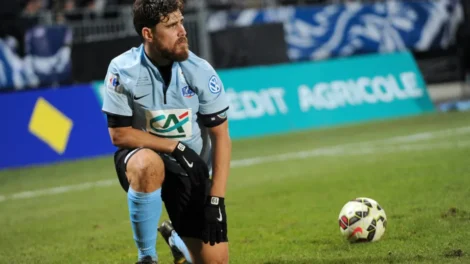 Ex-meia do Lyon morre aos 43 anos a caminho de jogo de lendas na França