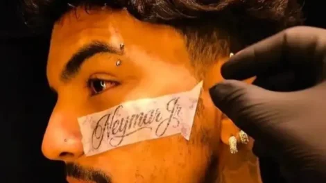 Fã tatua nome de Neymar no rosto após convocação para a Copa