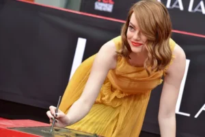 Famosas que só fizeram sucesso depois que pintaram o cabelo: Antes e depois