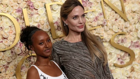 Filha de Angelina Jolie e Brad Pitt, Zahara exclui sobrenome "Pitt" em formatura