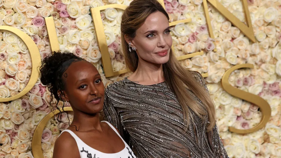 Filha de Angelina Jolie e Brad Pitt, Zahara exclui sobrenome "Pitt" em formatura