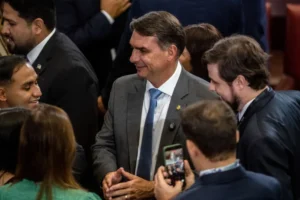 Flávio Bolsonaro contradiz discursos anteriores ao confirmar visita a Daniel Vorcaro