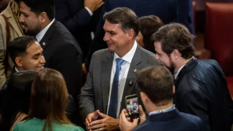 Flávio Bolsonaro contradiz discursos anteriores ao confirmar visita a Daniel Vorcaro