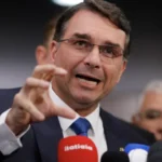 Flávio Bolsonaro pediu dinheiro para filme e Vorcaro pagou R$ 61 milhões