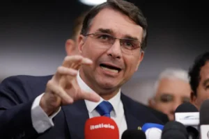 Flávio Bolsonaro pediu dinheiro para filme e Vorcaro pagou R$ 61 milhões