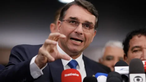 Flávio Bolsonaro pediu dinheiro para filme e Vorcaro pagou R$ 61 milhões