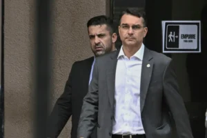 Flávio Bolsonaro viaja aos EUA e aposta em encontro com Trump