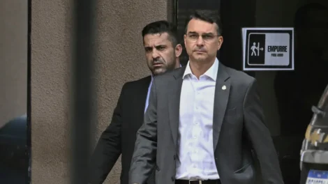 Flávio Bolsonaro viaja aos EUA e aposta em encontro com Trump