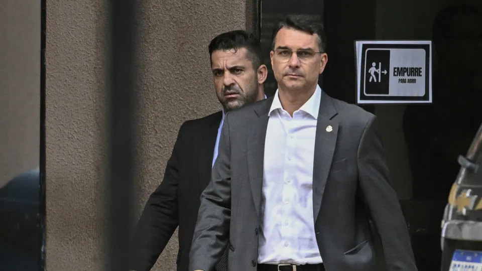 Flávio Bolsonaro viaja aos EUA e aposta em encontro com Trump