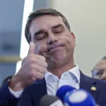 Flávio explora decisão dos EUA como trunfo eleitoral, e aliados de Lula focam 'Dark Horse' e soberania