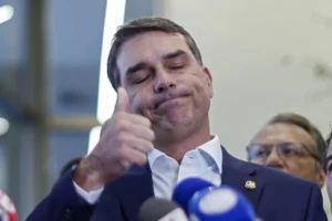 Flávio explora decisão dos EUA como trunfo eleitoral, e aliados de Lula focam 'Dark Horse' e soberania