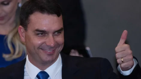 Flávio insiste que Trump trate CV e PCC como terroristas para tentar emparedar Lula na eleição