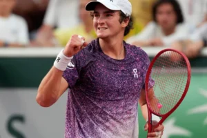Fonseca vira sobre Prizmic após perder dois sets e avança à terceira rodada de Roland Garros