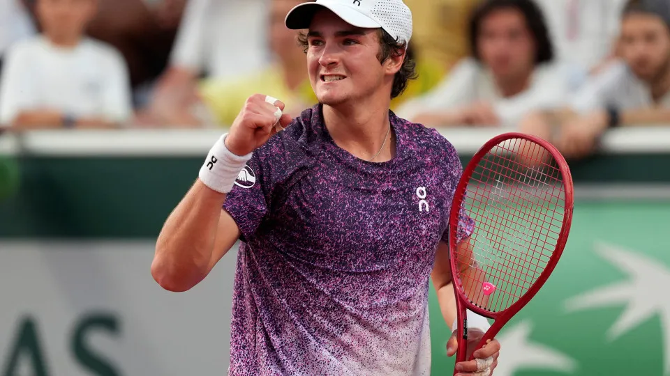 Fonseca vira sobre Prizmic após perder dois sets e avança à terceira rodada de Roland Garros