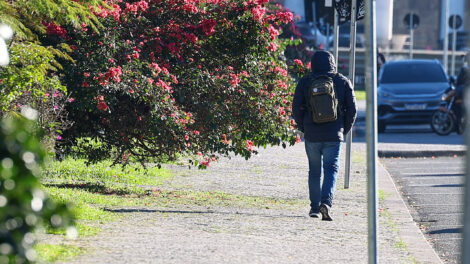 Frio ganha força em Maringá e terça-feira (12) terá tempo firme e manhã gelada
